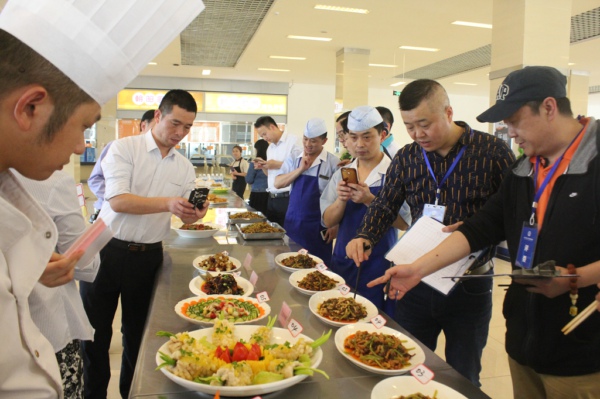 1555906270838015215.jpg 评委点评1.jpg