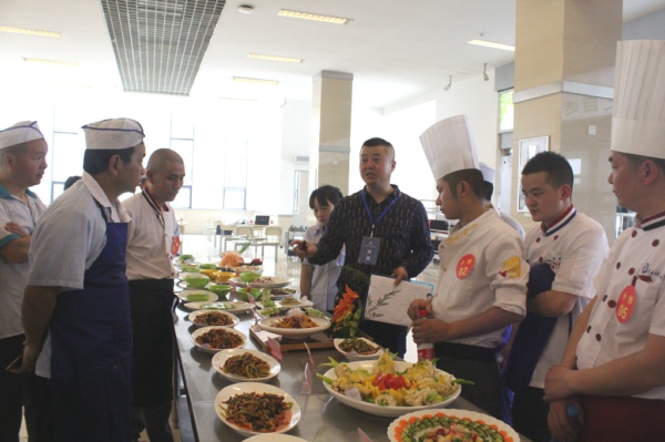 1555906315953054550.jpg 新闻图片-评委点评.jpg