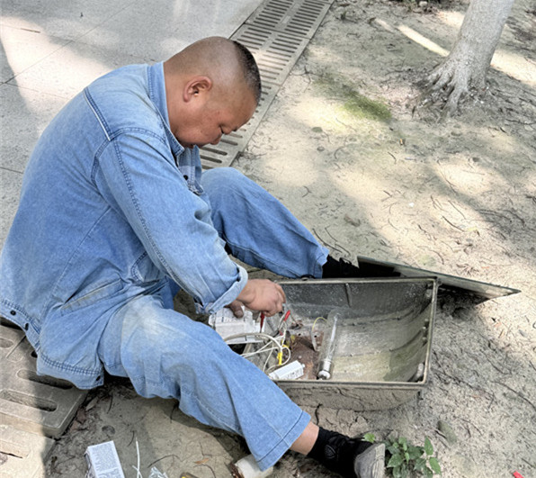 1750910412471068884.jpg 维修路灯_副本.jpg