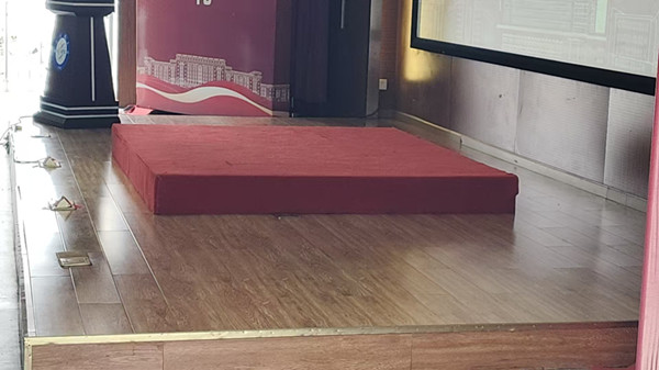 1750910667739003080.jpg 授位台.jpg